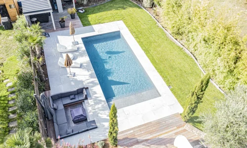 Jardin avec piscine et mobilier extérieur