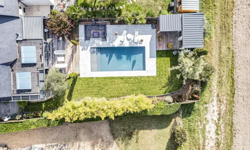 Maison avec piscine et jardin verdoyant