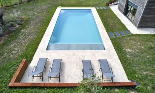 Piscine moderne avec chaises longues