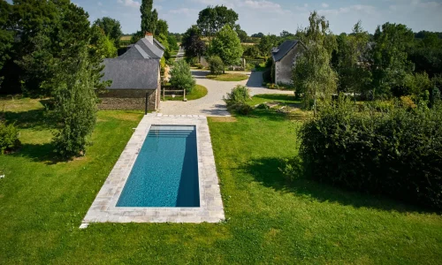 Création d’une piscine dans un écrin de verdure