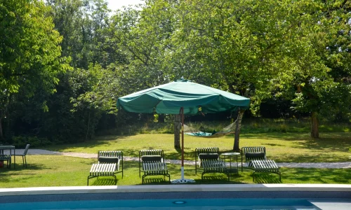 Chaises longues près de la piscine